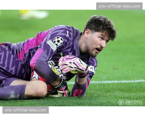 瞬间特写：点球大战前，多特蒙德门将科贝尔独自面朝球门静立一分钟