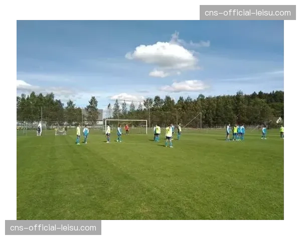 里昂训练课重点演练定位球攻防后的快速落位