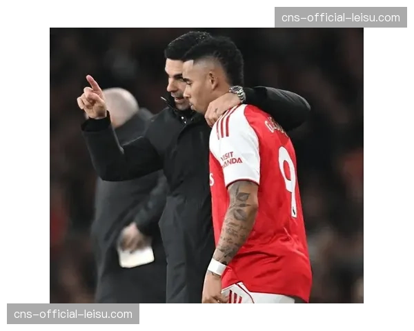 特写：阿森纳小将萨卡在边路成功完成一次关键回追铲断